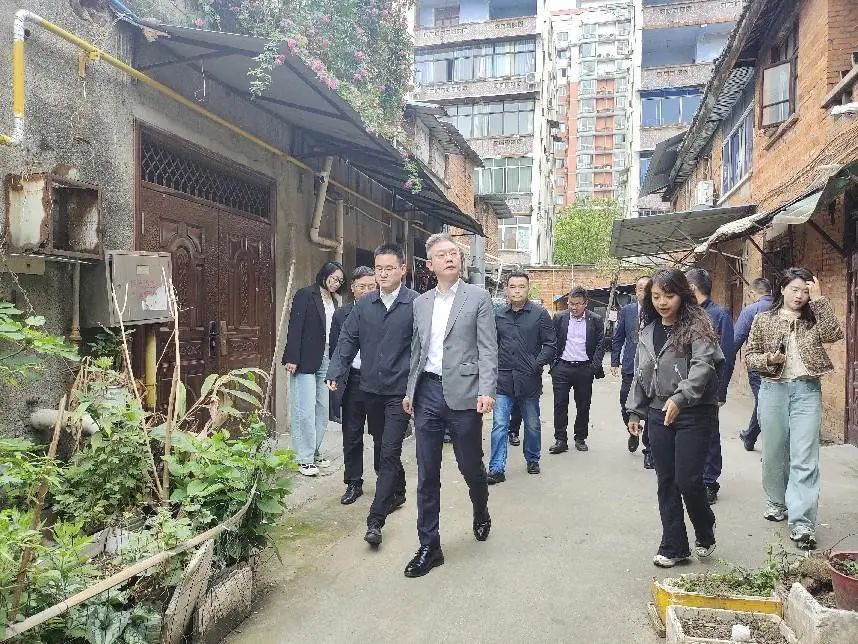 德陽市委常委、組織部部長周鴻調(diào)研督導(dǎo)紅雨村七組城市更新項(xiàng)目推進(jìn)工作